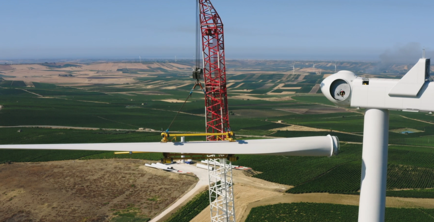 Docufilm sulle energie rinnovabili: un frame del sollevamento di una blade della turbina eolica