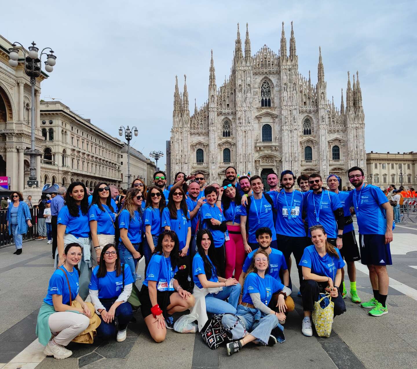 Il Gruppo di sostenitori e atleti di ENGIE Italia alla Unicredit Relay Milano Marathon
