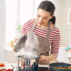 Risparmiare in cucina: 10 consigli per tagliare i costi di elettricità e gas