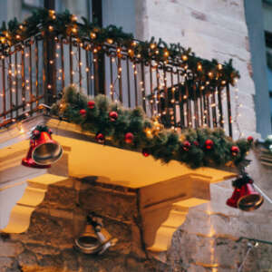 Scopri 6 idee per illuminare il balcone per Natale