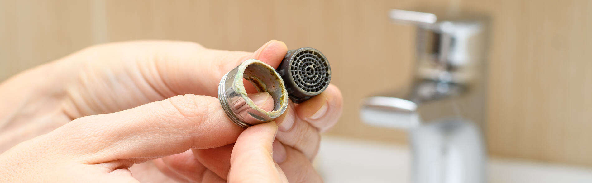 Come pulire il filtro del rubinetto dal calcare con 3 rimedi naturali
