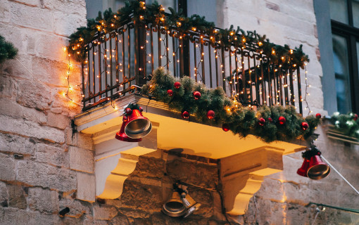 Scopri 6 idee per illuminare il balcone per Natale