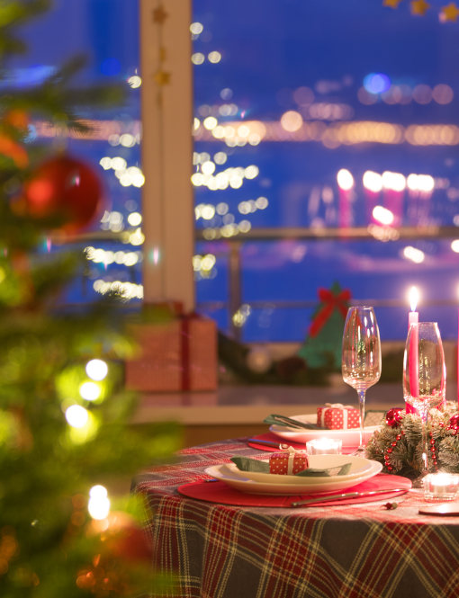 Tavola di Natale sostenibile: luci, menu e decorazioni