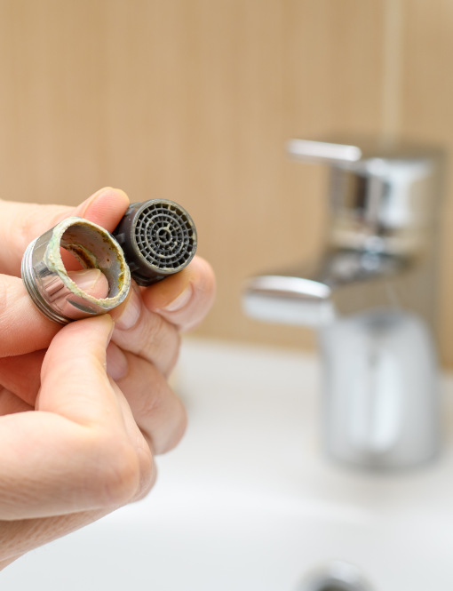 Come pulire il filtro del rubinetto dal calcare con 3 rimedi naturali